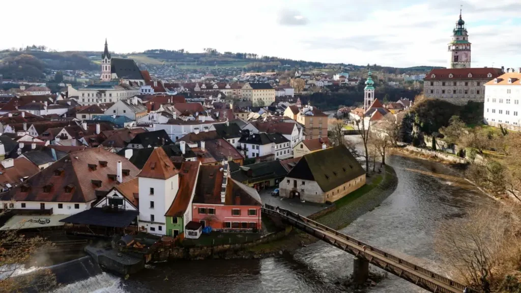 Český Krumlov day trip from Linz with castle views and historic streets