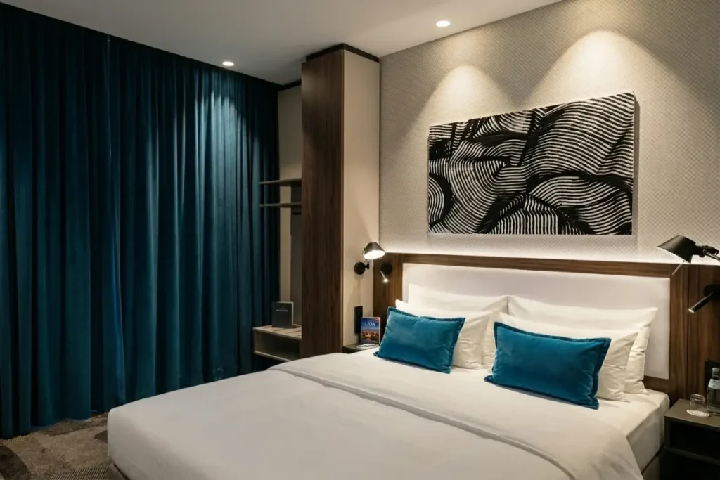A trendy and modern hotel room interior at Motel One Linz-Hauptplatz.